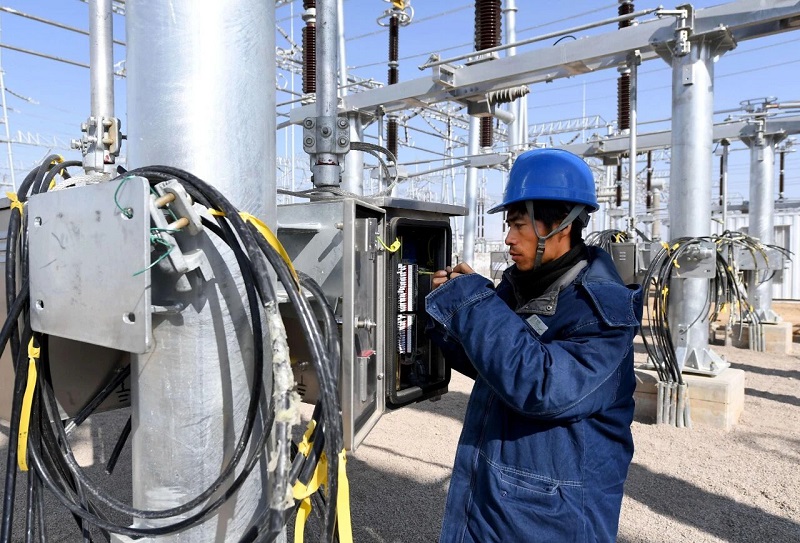 SF₆ Circuit Breaker: tentsio handiko sare elektrikoen osagai kritikoa, elektronegatibitate handiko eta arkua itzaltzeko ahalmenaren bidez, errendimendu handiagoa eskaintzen duena airearen 100 aldiz. SF₆ Circuit Breaker: tentsio handiko sare elektrikoen osagai kritikoa, elektronegatibitate handiko eta arkua itzaltzeko ahalmenaren bidez, errendimendu handiagoa eskaintzen duena airearen 100 aldiz.